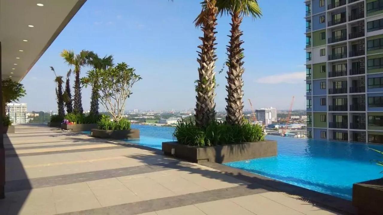 Sinar Rasa Homestay At I-Soho, I-City شاه علام المظهر الخارجي الصورة Infinity pool at the 33rd floor of The Panorama